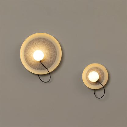 Moderne Wandlampe mit Stoffhintergrund und sanftem Licht