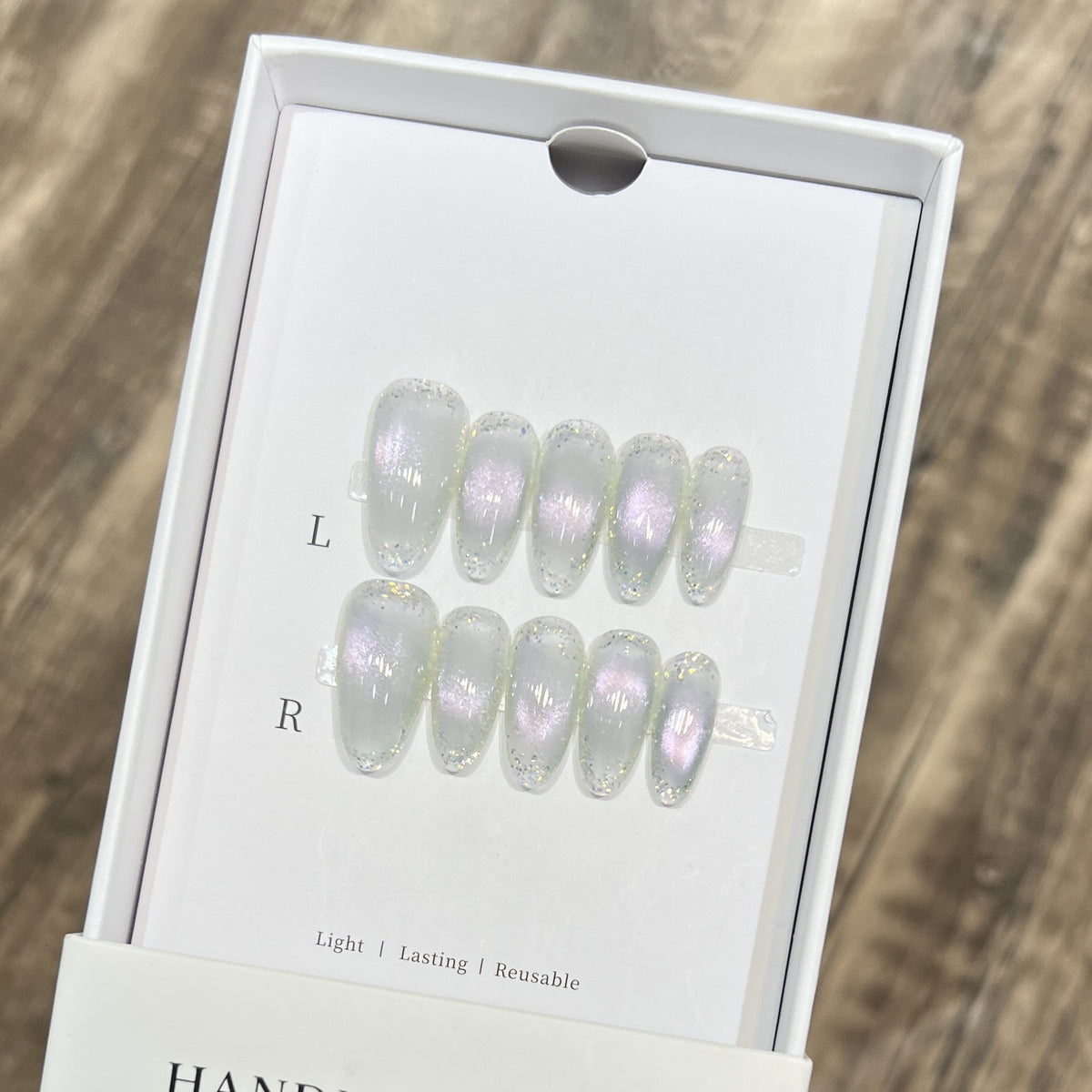Handgemachtes Press-On-Nagelset mit irisierendem Finish Brehn