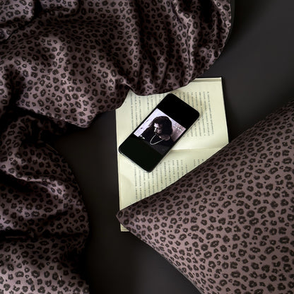 Wendbares Satin-Bettbezug-Set mit feinem Leopardenmuster und seidigem Griff
