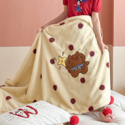 Extraweiche Mikrofleece-Wohndecke mit gesticktem Teddybär und Punkte-Motiv