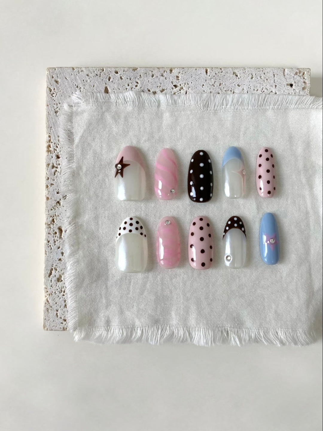 Kreatives gepunktetes Press-On Nagelkunstset