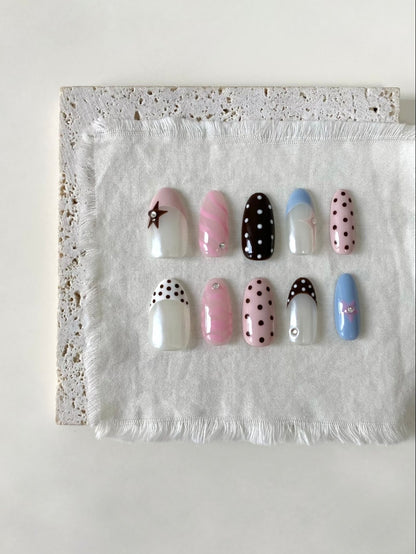Kreatives gepunktetes Press-On Nagelkunstset