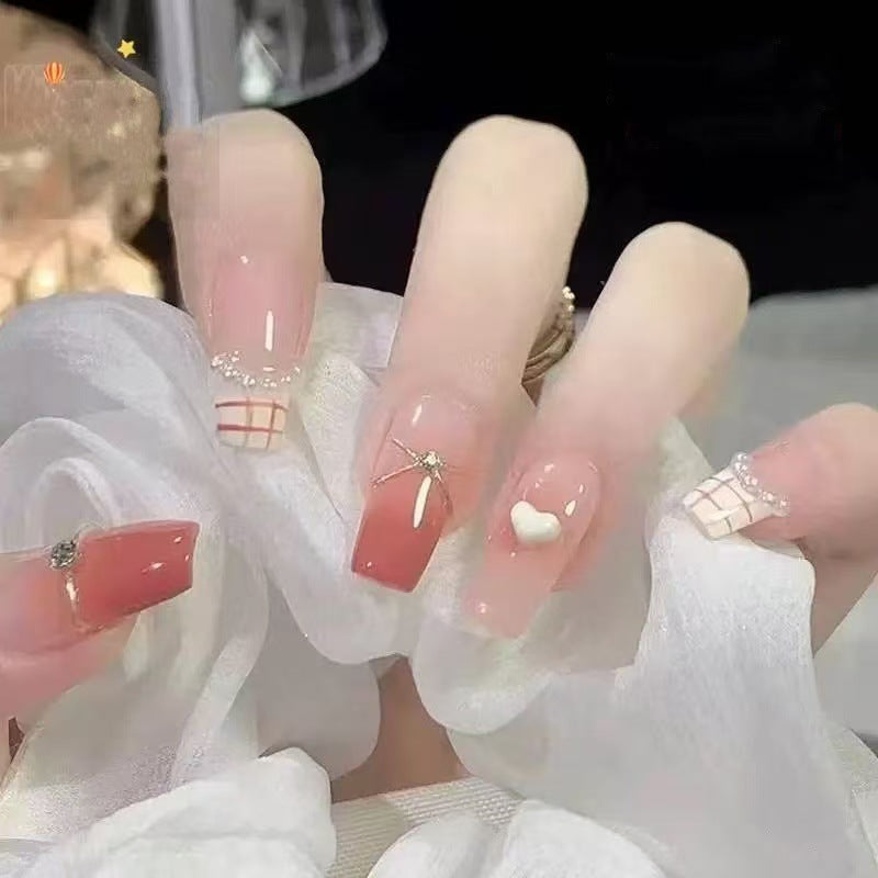 Glamouröse Kunstnägel mit Strassdetails Brehn