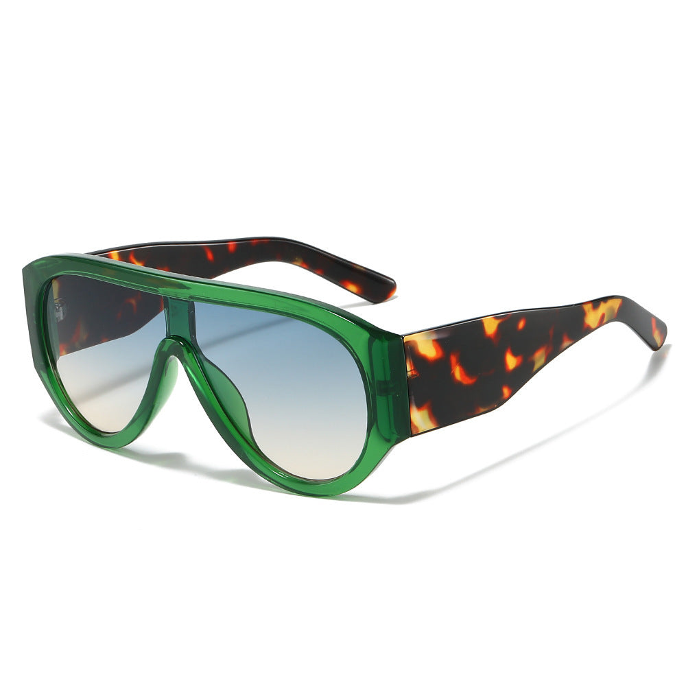 Retro-inspirierte übergroße Sonnenblenden-Sonnenbrille Brehn