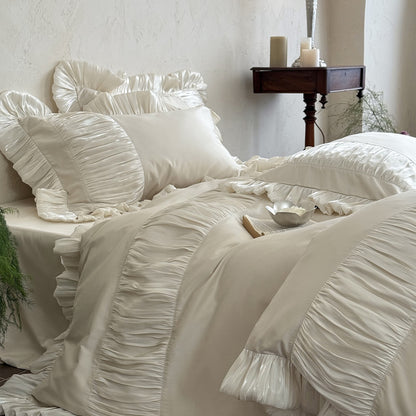 Elegantes Satin-Bettwäsche-Set mit plissierten Einsätzen, Volantkanten und Zierkissen Brehn