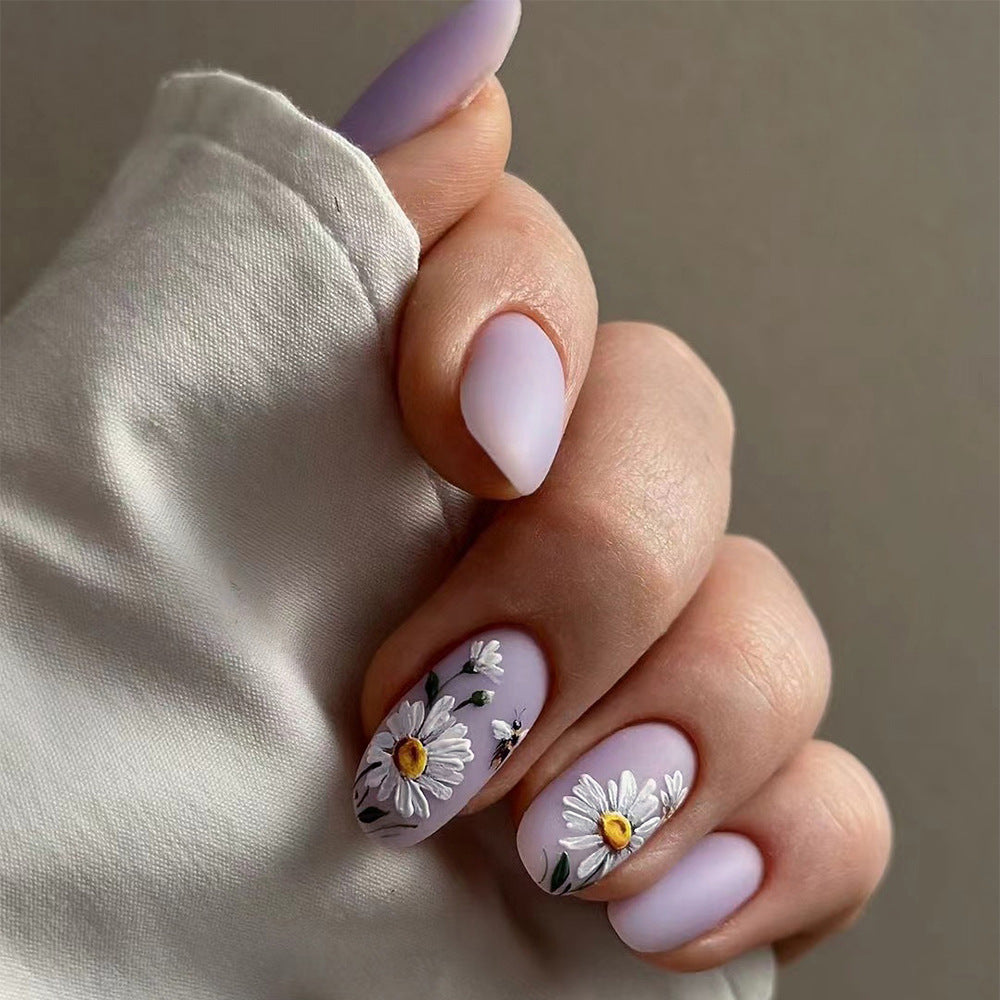 Kunstvolle Nagelgestaltung mit zarten Blumenelementen Brehn