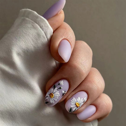 Kunstvolle Nagelgestaltung mit zarten Blumenelementen Brehn