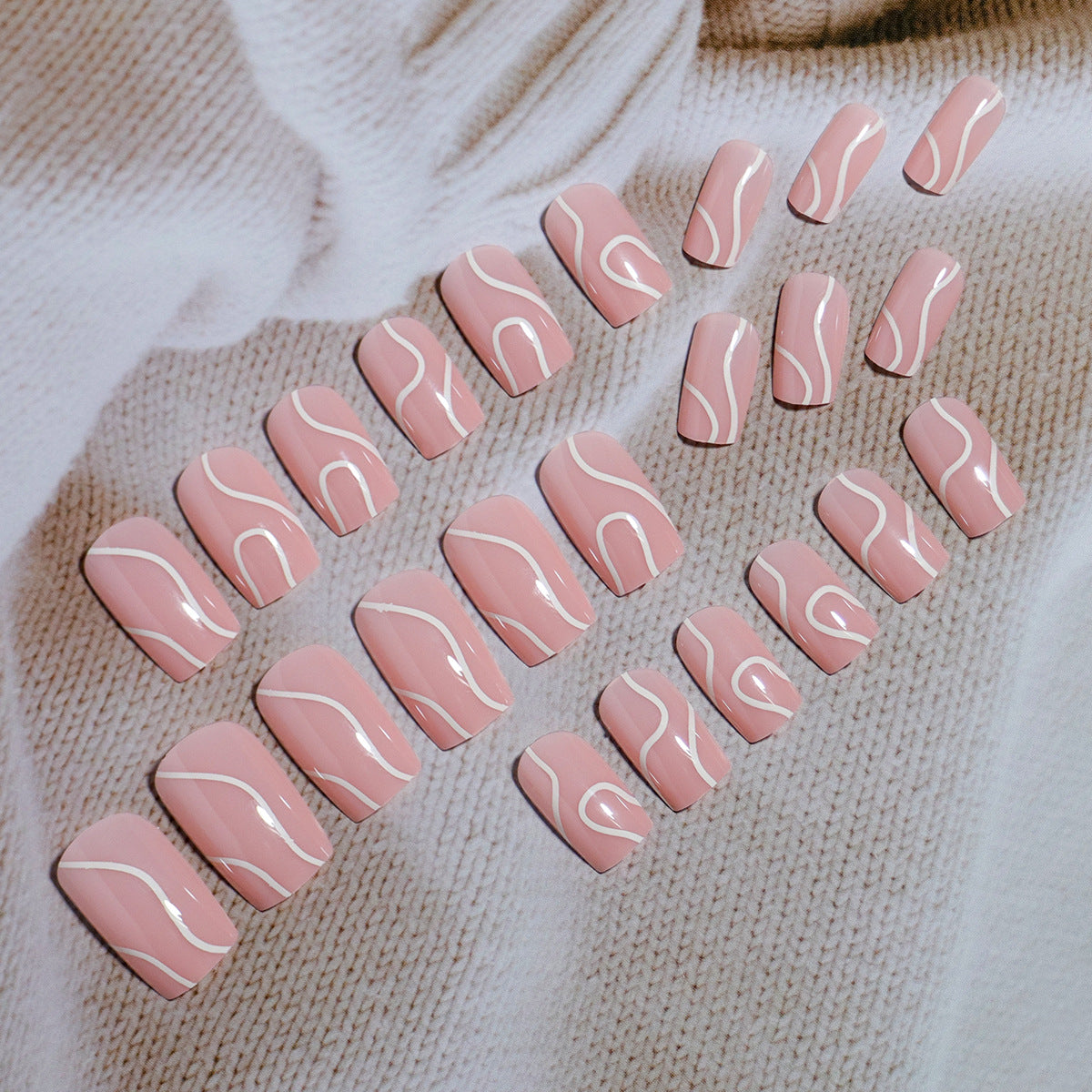 Elegantes Press-On-Nageldesign mit kunstvollem weißen Wirbel Brehn