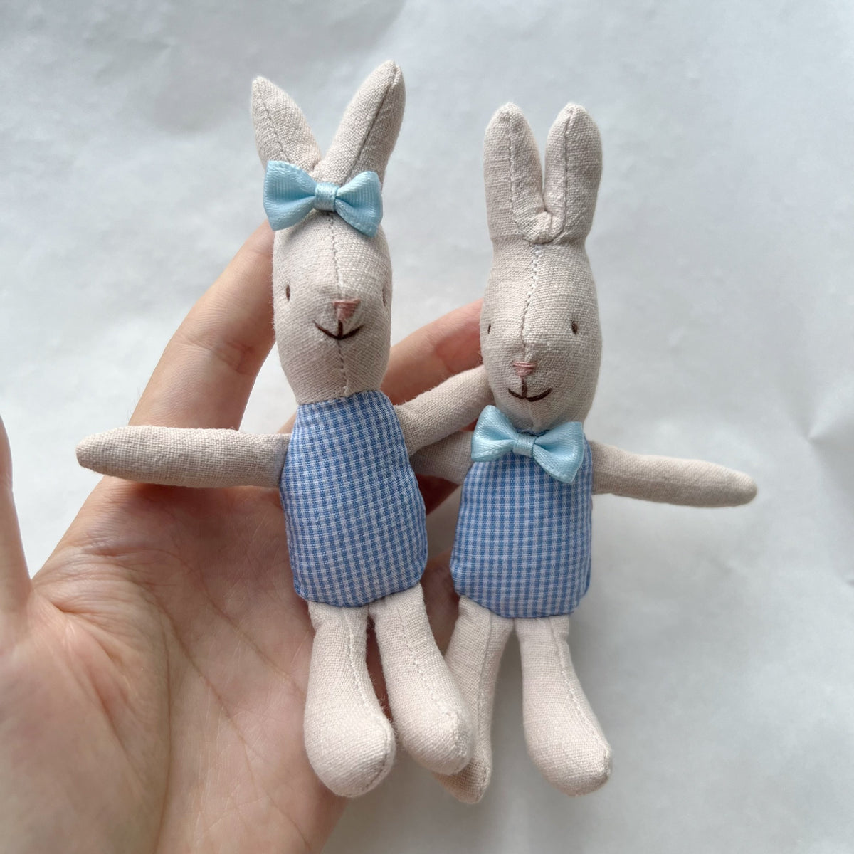 Miniatur Leinen Kaninchen Komforter Plüsch mit Gingham-Taschenkleid und Ripsband-Schleife