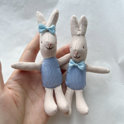 Miniatur Leinen Kaninchen Komforter Plüsch mit Gingham-Taschenkleid und Ripsband-Schleife