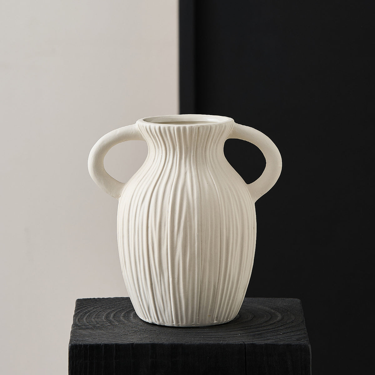 Dekorative Keramikvase mit kunstvollem Rillenmuster Brehn