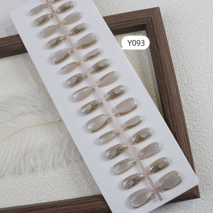 Elegante Press-On-Nageldesigns mit metallischen Akzenten