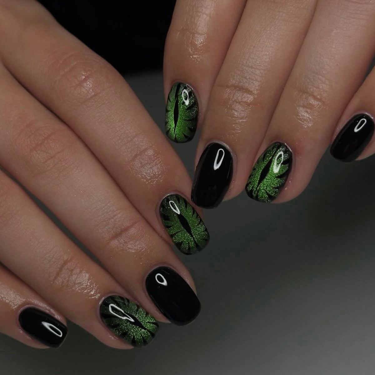 Kunstvolle Nagelverlängerungen mit kreativen Augen-Design Brehn