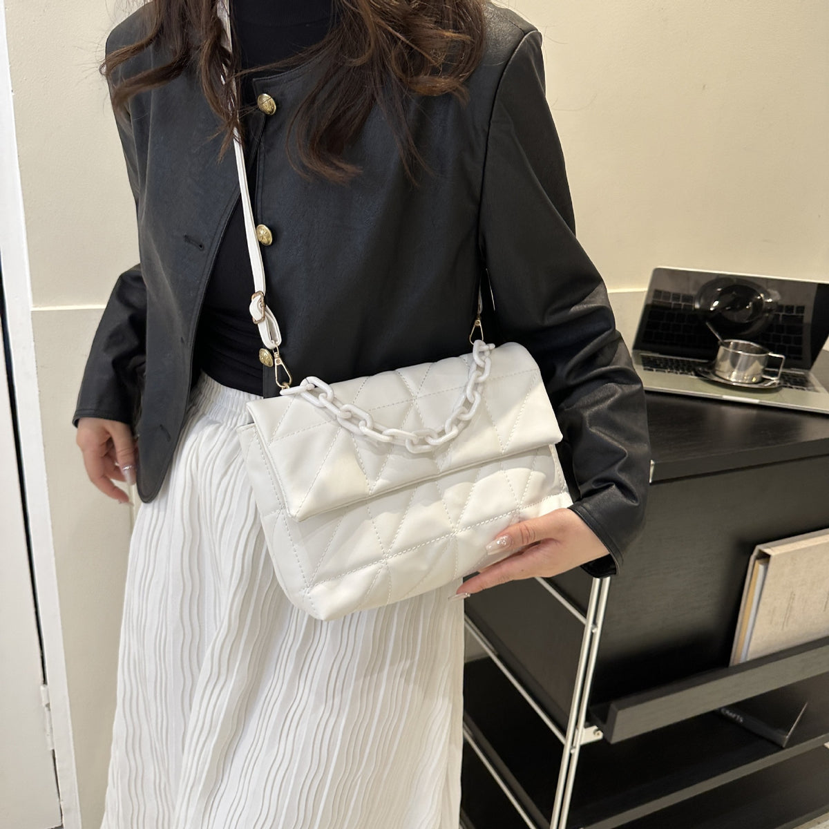 Gepolsterte Handtasche mit Kettengriffen