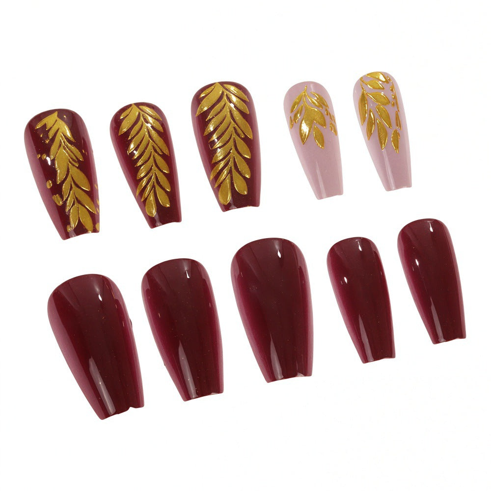 Elegante Kunstnägel mit Goldverzierung Brehn