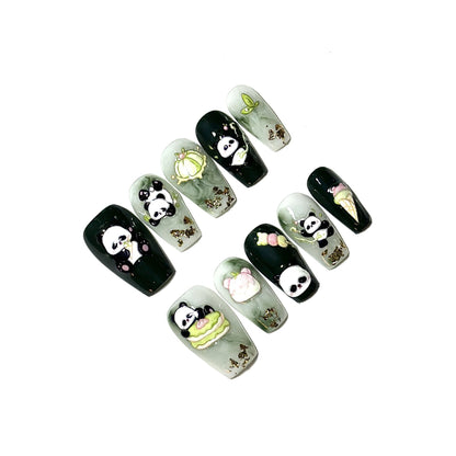 Künstlerisches Press-On Nagelkunst-Set mit süßen Panda-Designs