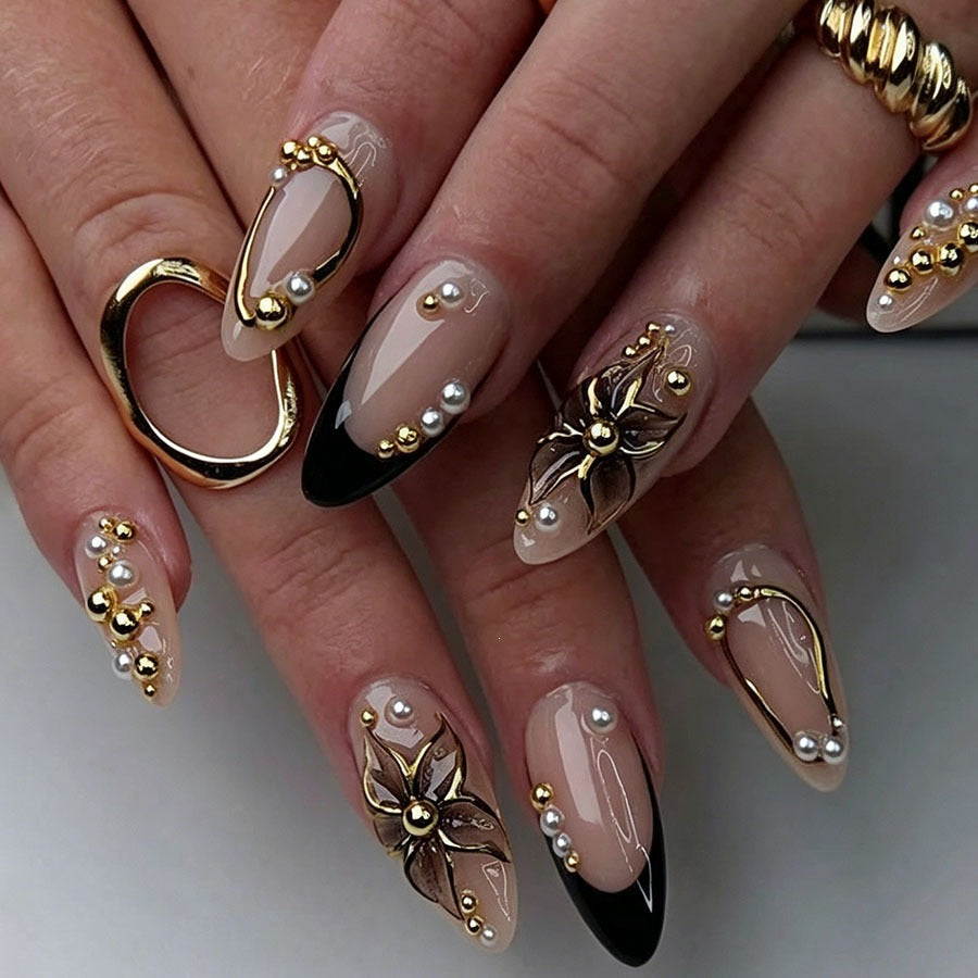 Elegante Kunstnägel mit Perlen- und Goldakzenten Brehn