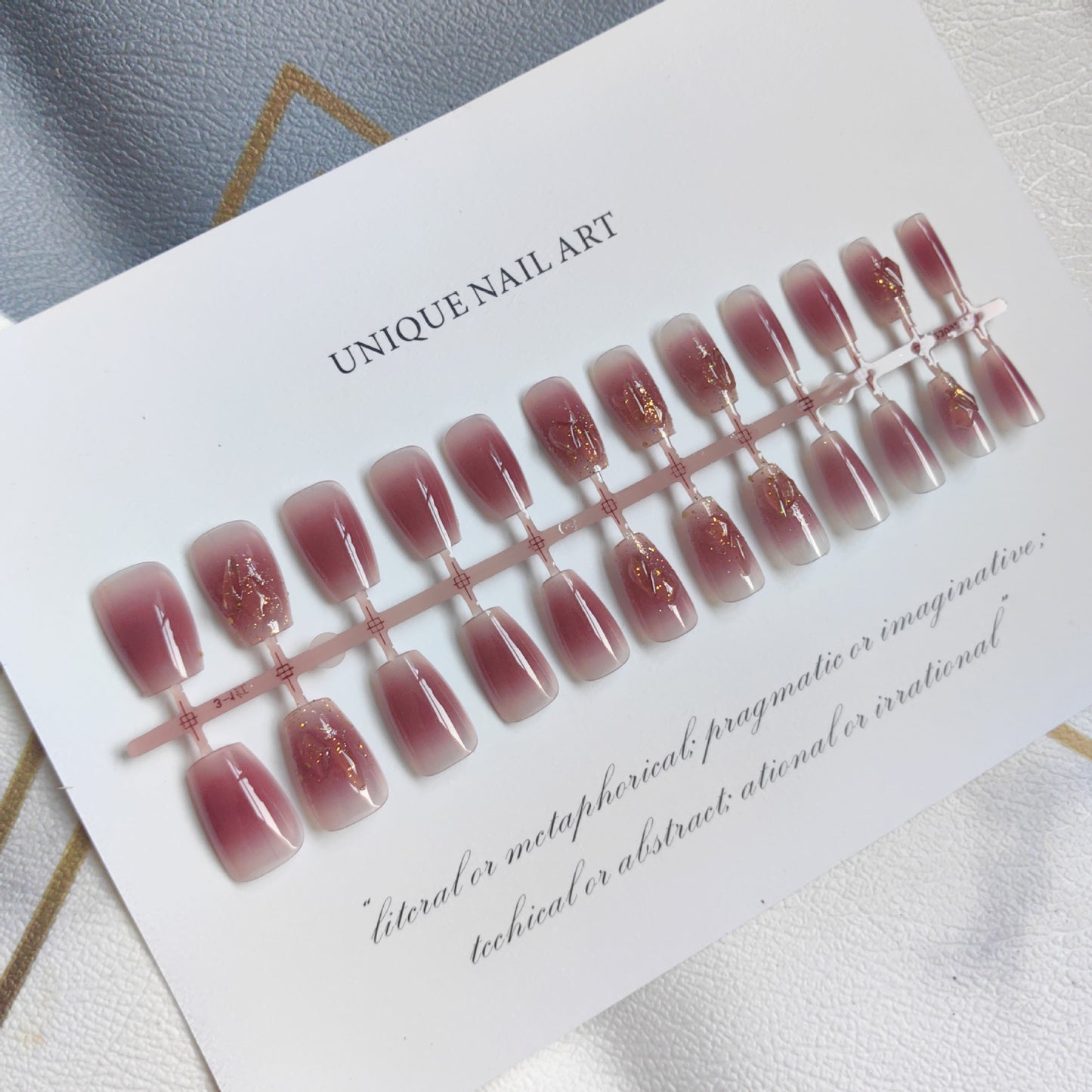 Stilvolle Kunstfingernägel mit Herz-Design und Glitzer Brehn