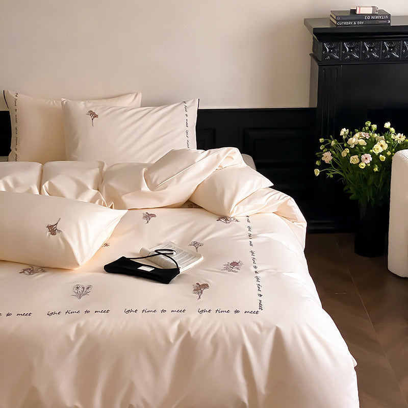 Bestickte Baumwollsatin Bettbezugset mit floralem Muster und Schriftzug-Rand
