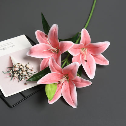 Lebensechter künstlicher Lilienstrauß