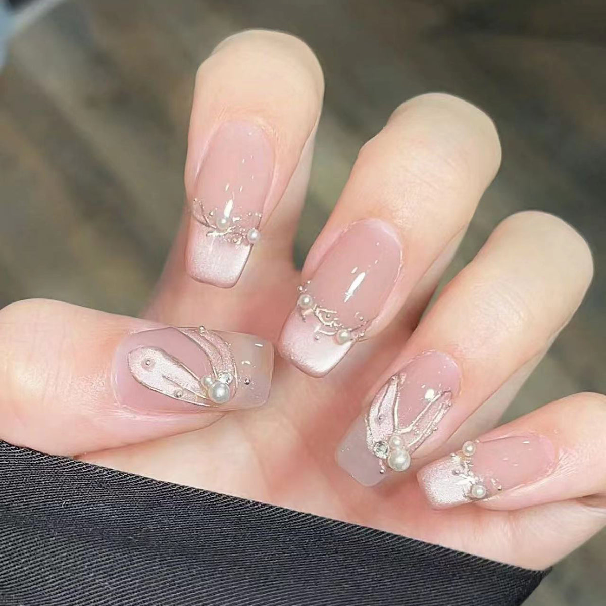 Dekorativer Press-On-Nagelset mit Perlenakzenten Brehn