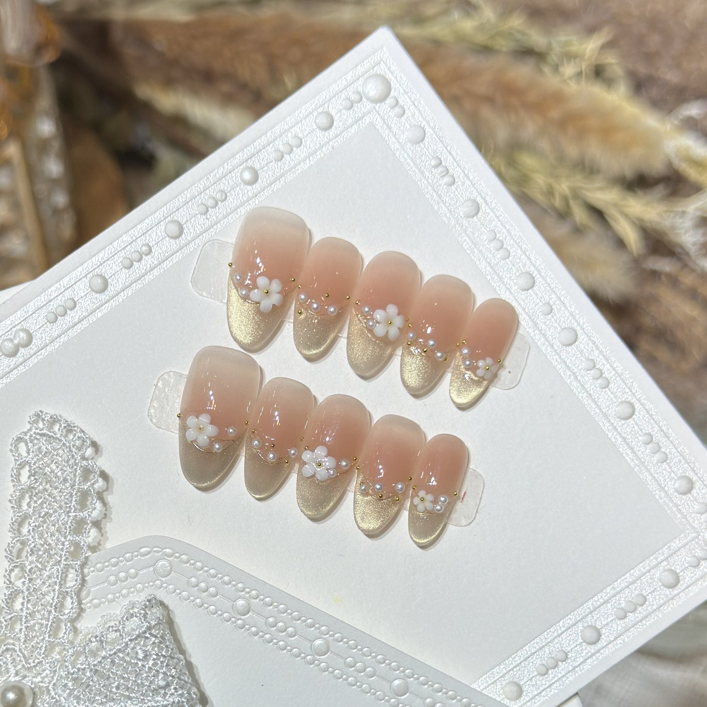 Dekoratives Press-On Nagelkunstset mit floralen Akzenten Brehn