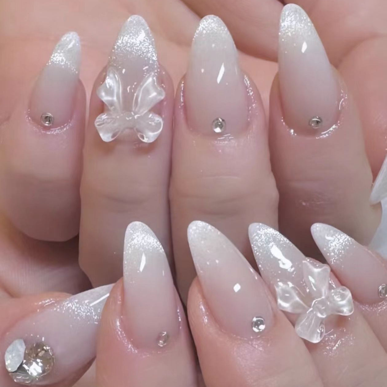 Elegante Stiletto Press-On Nägel mit dekorativen Akzenten Brehn