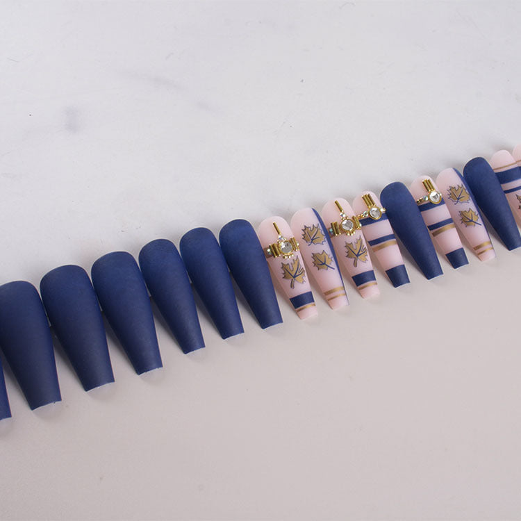 Kunstnagelset mit elegantem Laubdesign und mattem Finish Brehn