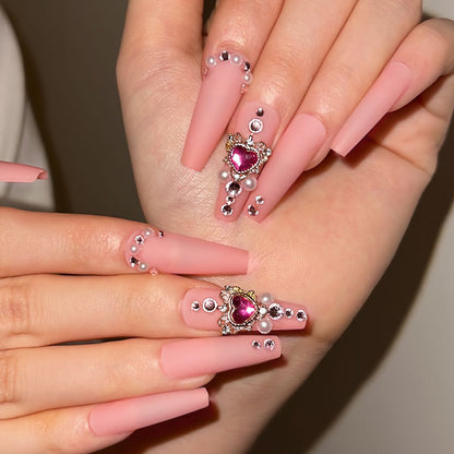 Nagelkunst mit Herz- und Lippenmotiven Brehn