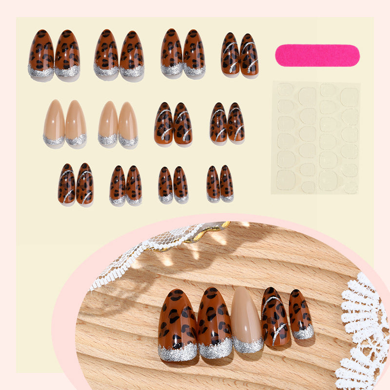 Dekorativer Press-On Nagel-Kit mit Leopardenmuster und Glitzerakzenten Brehn