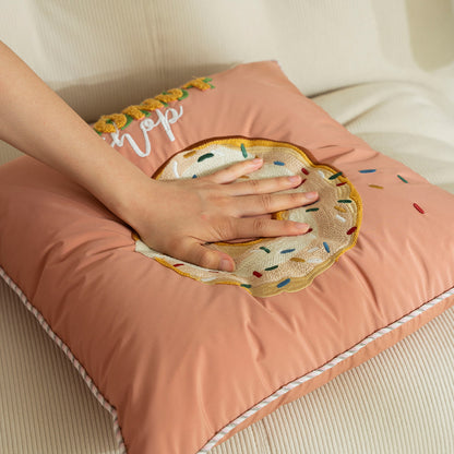 Quadratischer dekorativer Kissenbezug mit handgestickter Donut‑Applikation und Keder Brehn