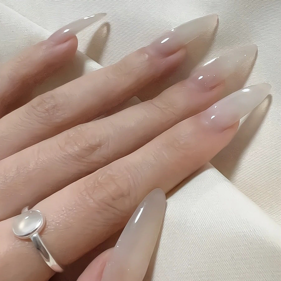 Elegante Kunstnägel mit Ombre-Effekt Brehn