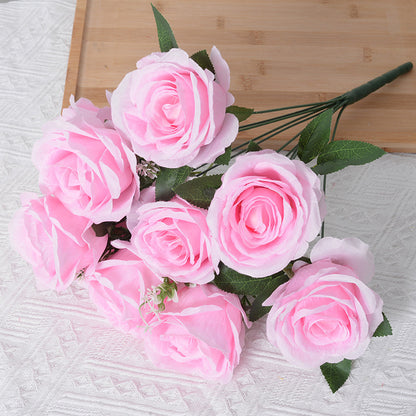 Lebensechter künstlicher Blumenstrauß