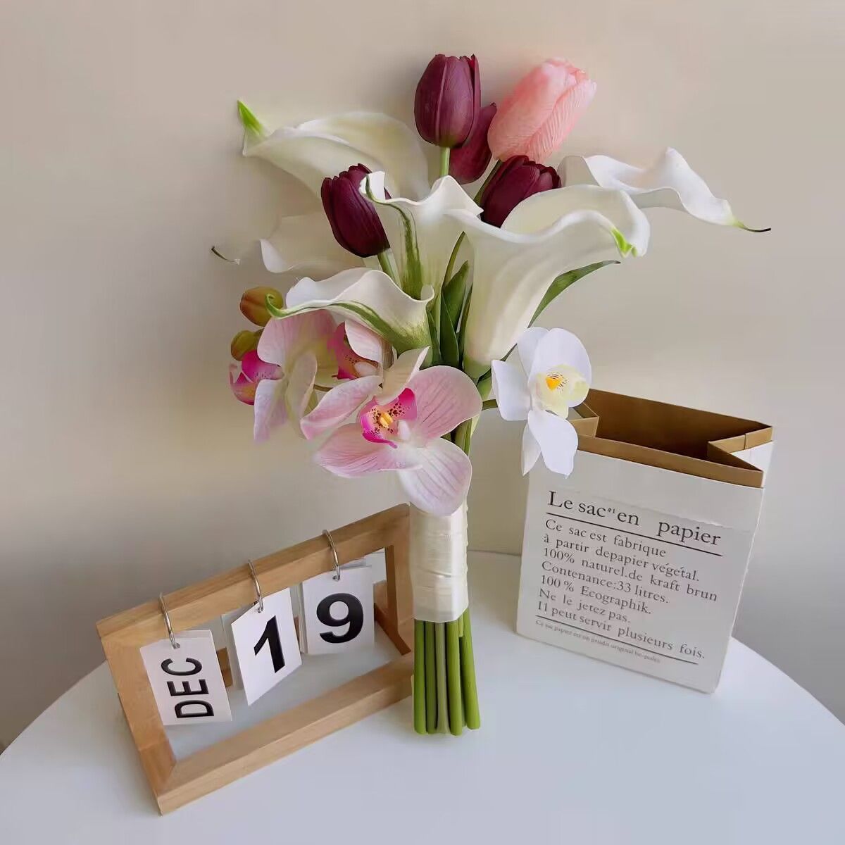 Eleganter künstlicher Blumenstrauß mit gemischten Blüten