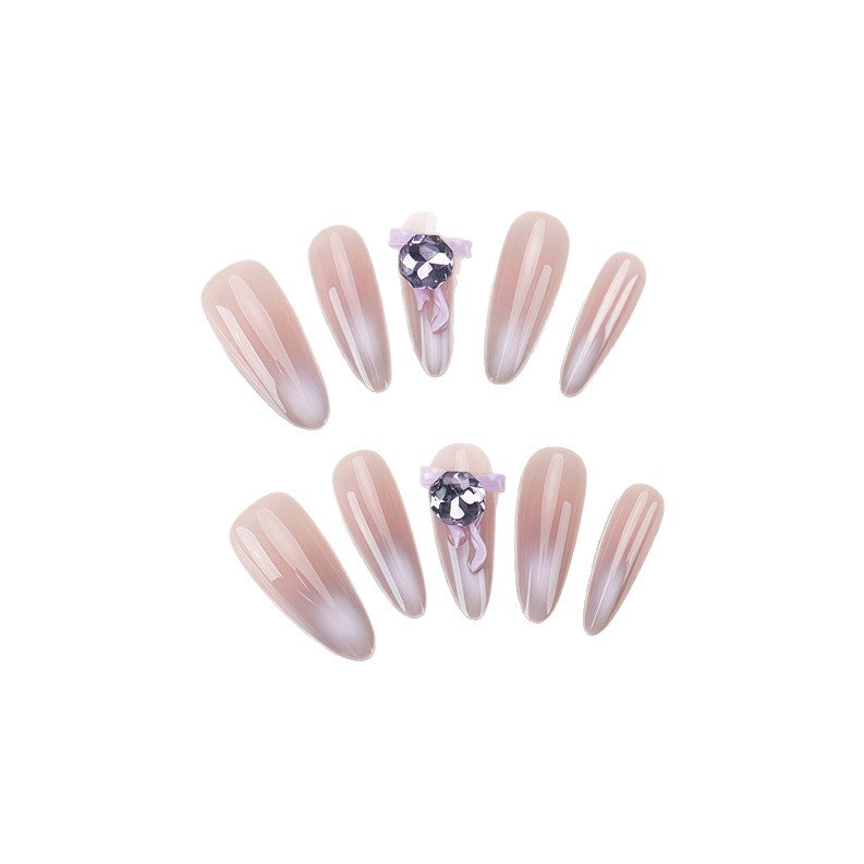 Künstlerisches Ombre Press-On Nageldesign mit Kristallakzent Brehn