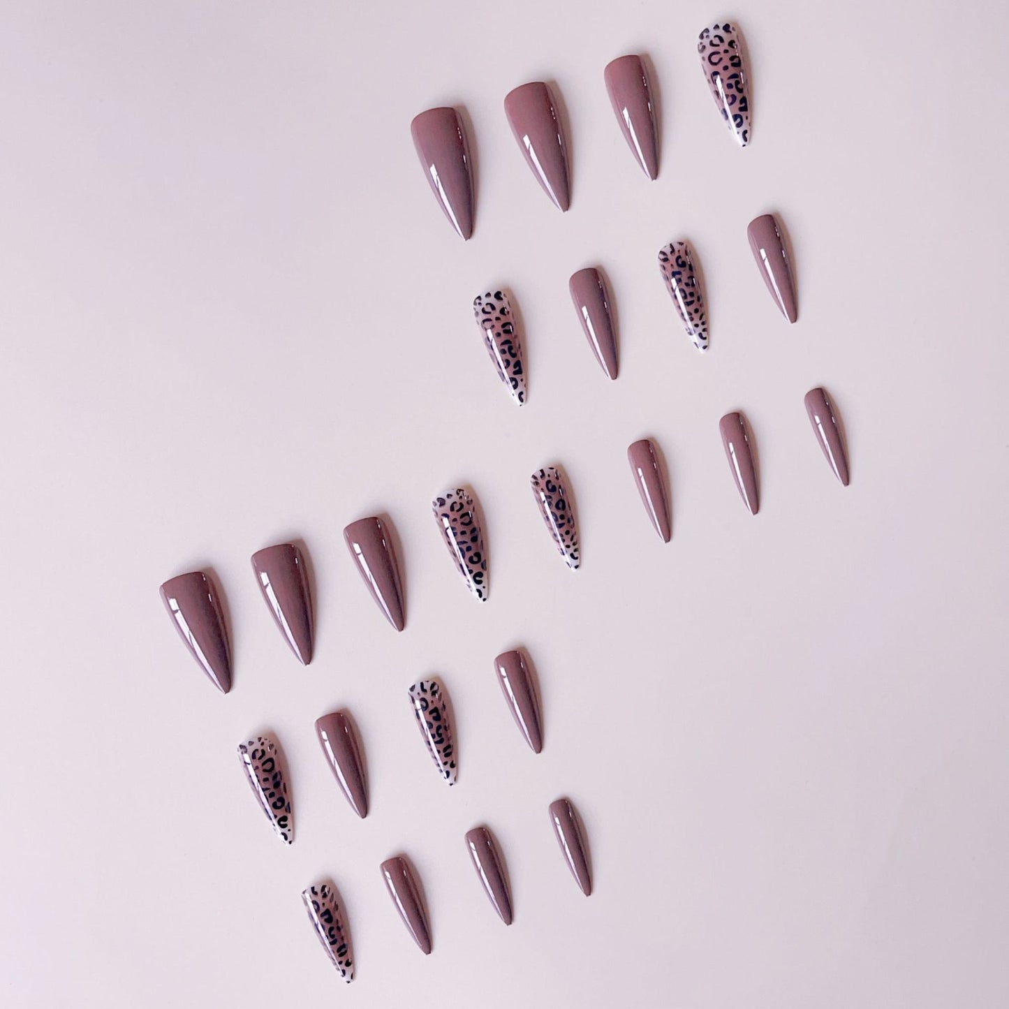 Kunstnagelset mit elegantem Leopardenmuster und modernem Spitzendesign Brehn