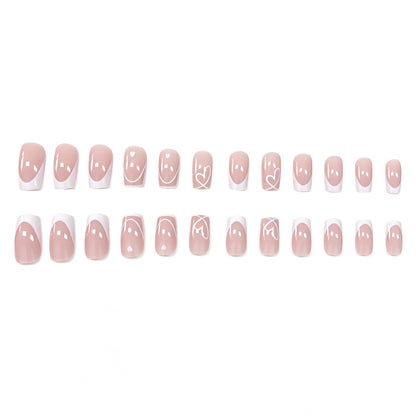 Herz- verziertes französisches Nagelkunst Brehn