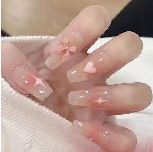 Kunstvolle Nagelkunst mit Glitzer- und Blumenapplikationen Brehn