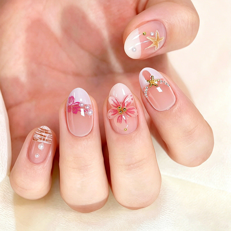 Elegante Kunstnägel mit floralen Designs und Glitzerakzenten Brehn