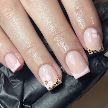 Kunstnagelset mit eleganter französischer Spitze und floralem Akzent Brehn