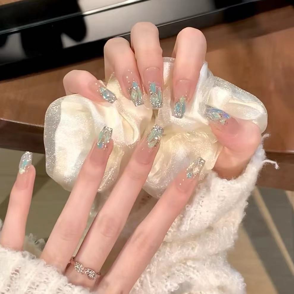 Glamouröses, mit Kristallen akzentuiertes Press-On-Nagelset Brehn