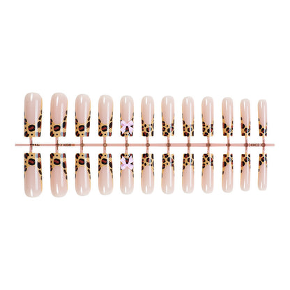 Dekorative Stiletto Press-On Nagelkunst mit Tiermotiv und Schleifenakzenten Brehn
