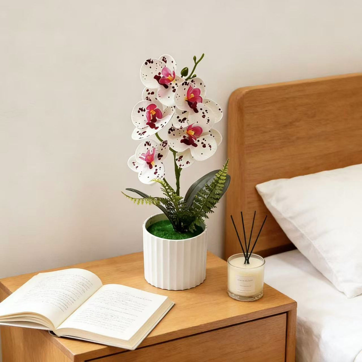 Dekorative Orchideenpflanzenanordnung 1790480742 für Dekoration