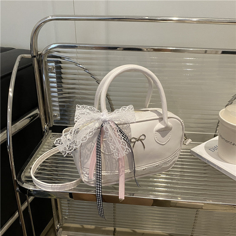 Elegante mit Spitzenbesatz verzierte Bogenhandtasche Brehn