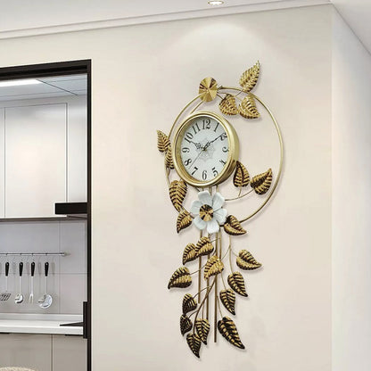 Dekorative Wanduhr mit floralen Akzenten Brehn
