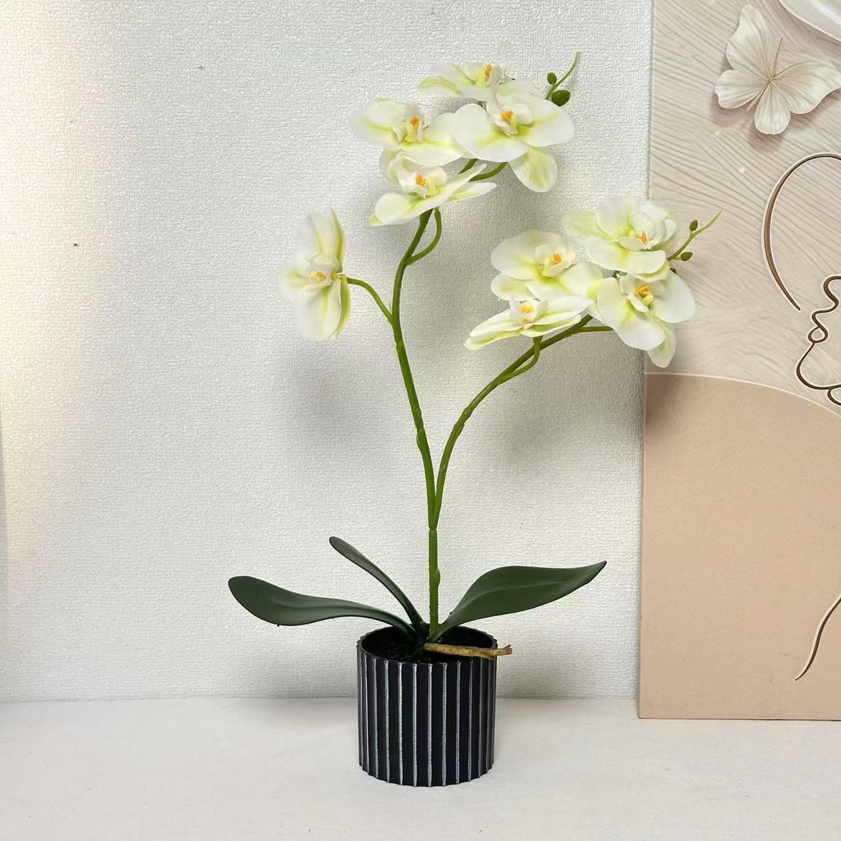 Künstliche Orchideenarrangement für die Innendekoration Zuhause
