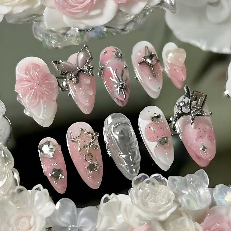 Kunstnagelset mit funkelnden 3D-Verzierungen und kreativen Designs Brehn