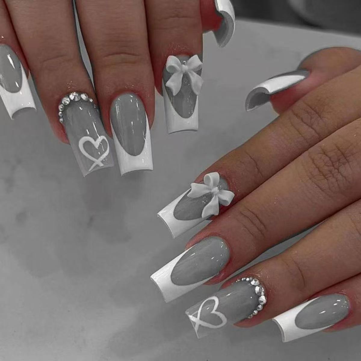 Kunstnagelset mit eleganten Schleifen- und Glitzerverzierungen Brehn