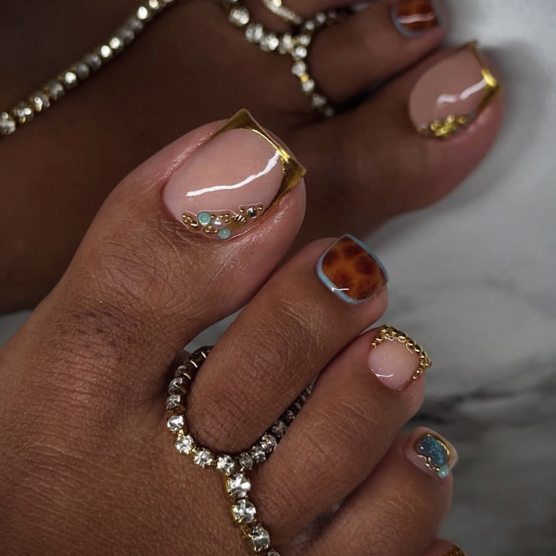 Kunstvolle Fußnagelkunst mit elegantem Gold-Design Brehn