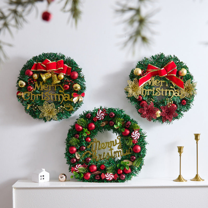 Festlicher Weihnachtskranz mit Tannenzapfen und Beeren Brehn